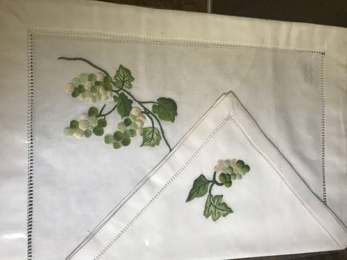 Vends raisins brodés main sur set + serviette en pur coton, neuf, Majolique. Prix pour 2 ensembles (4 dispo)