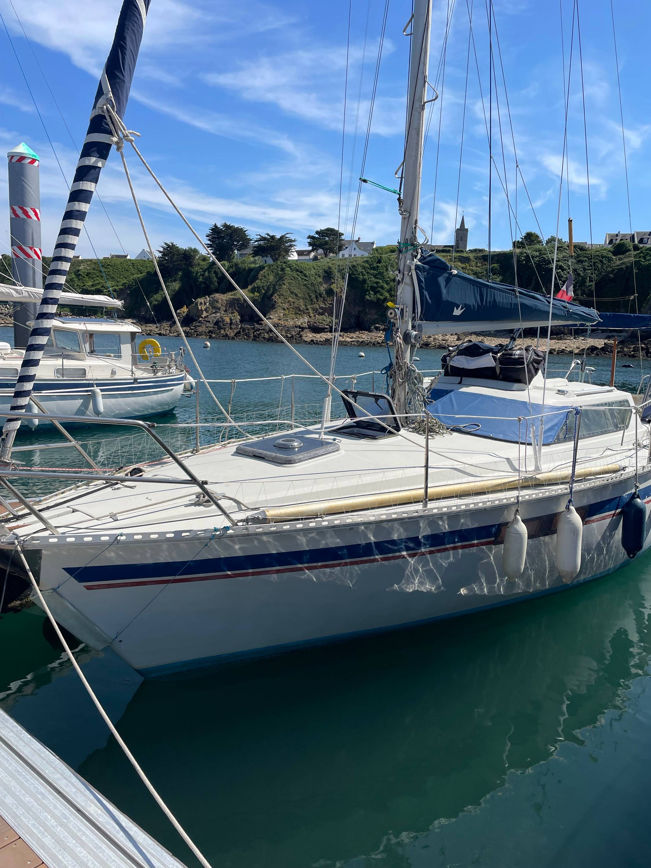 Vends voilier JOUET 9,40MS renové, moteur récent.