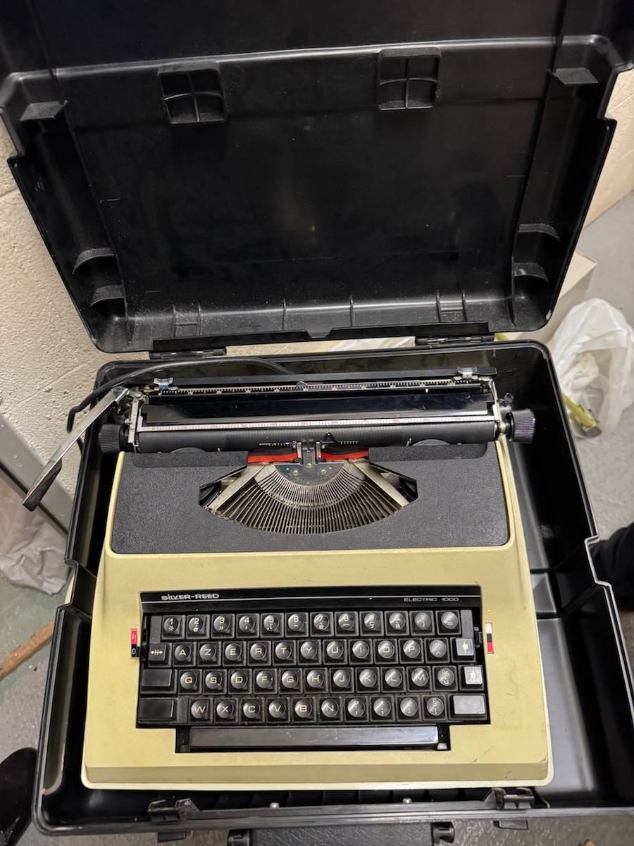 Vends machine à écrire portable