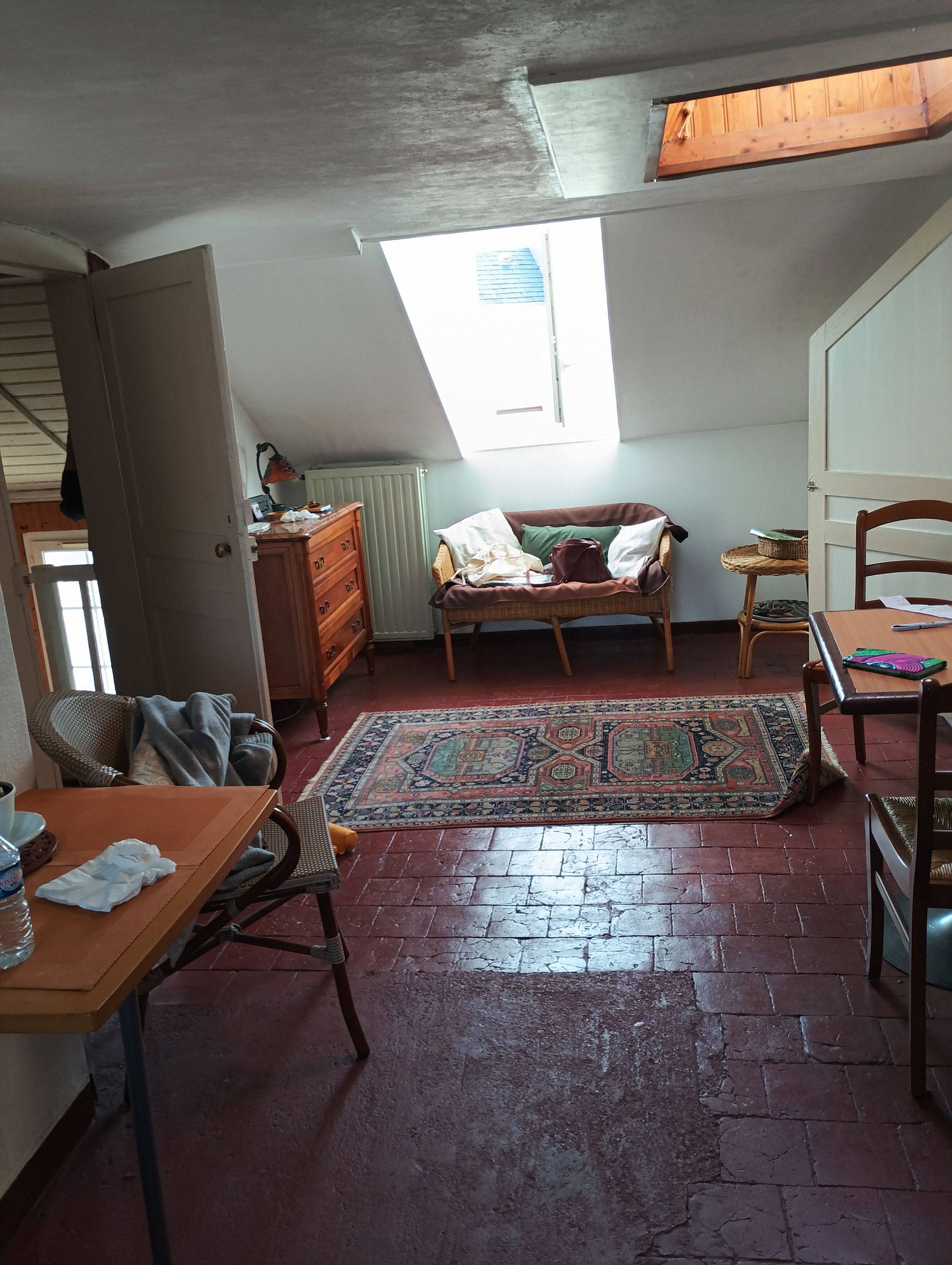 Studio clair et calme dispo février