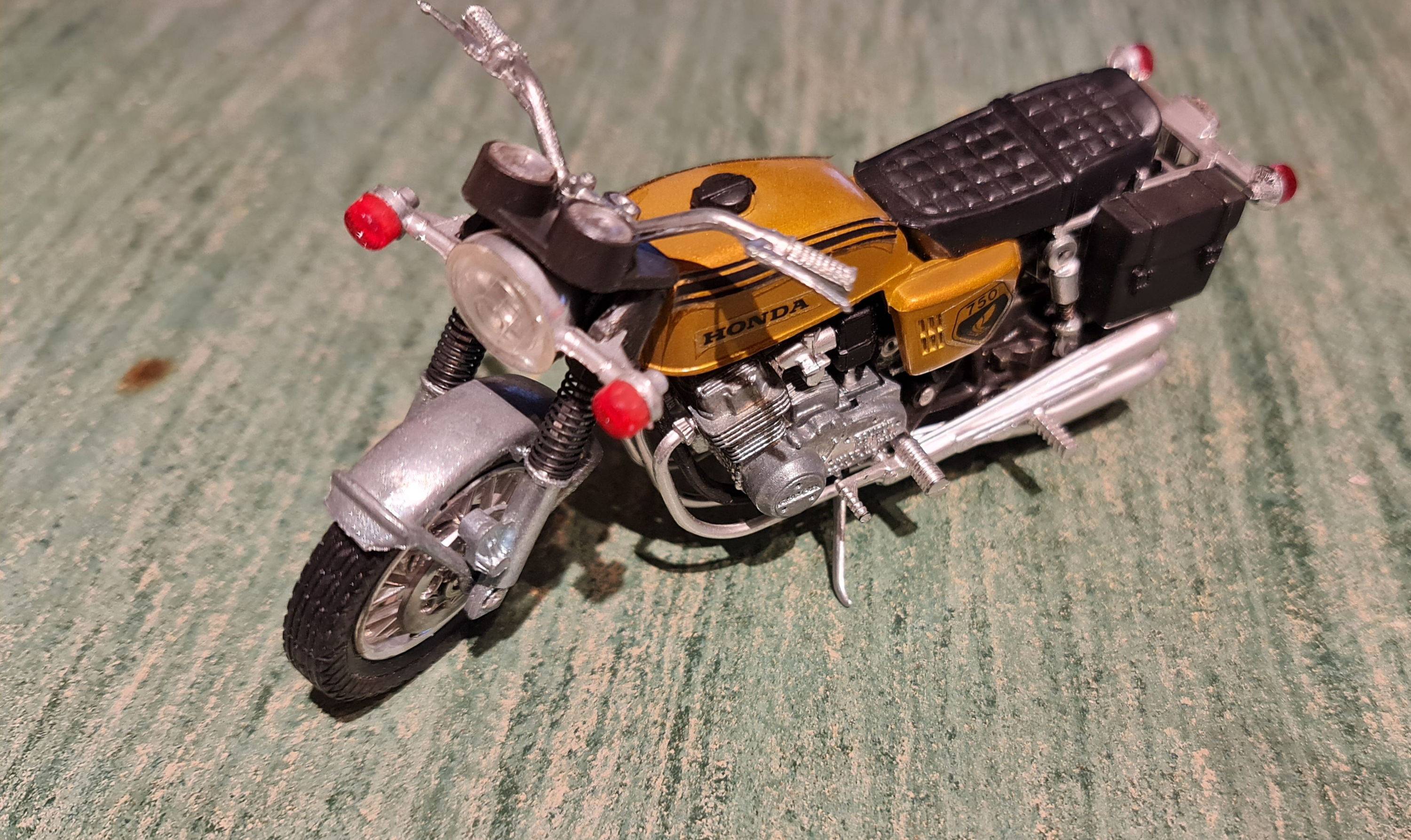 Vends rare Honda 750 Four métal 15 cm sans boîte Polistil 1/15