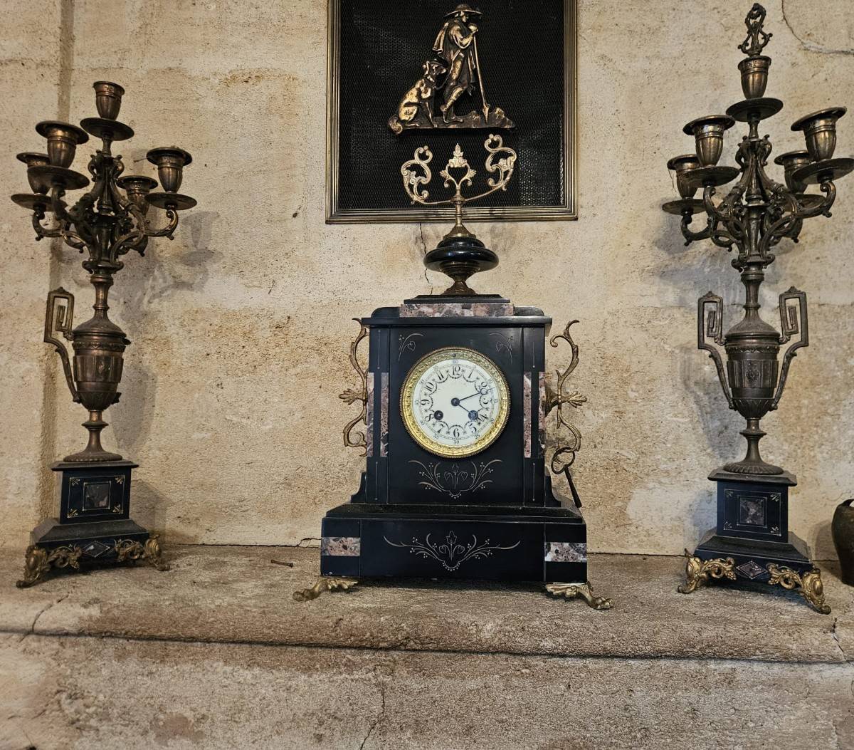 Ensemble ancien composé d’une pendule et de deux chandeliers de style Napoléon III