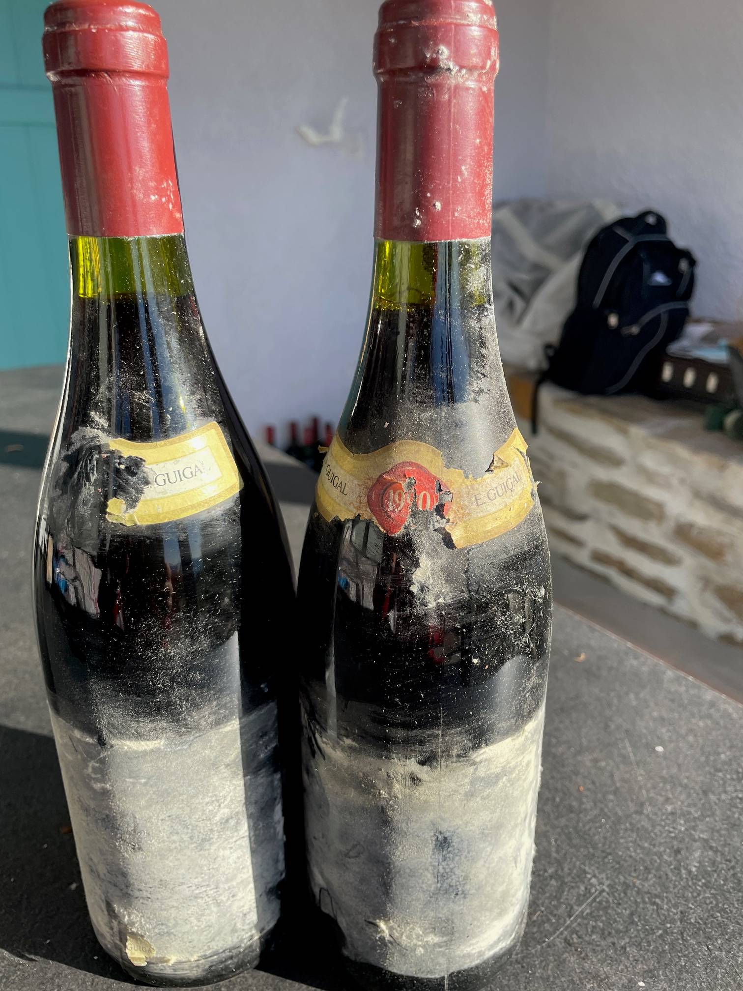 Lot de 2 Bouteilles de vin Chateauneuf du Pape Etienne Guigal 1990 étiquettes abimées bouchon