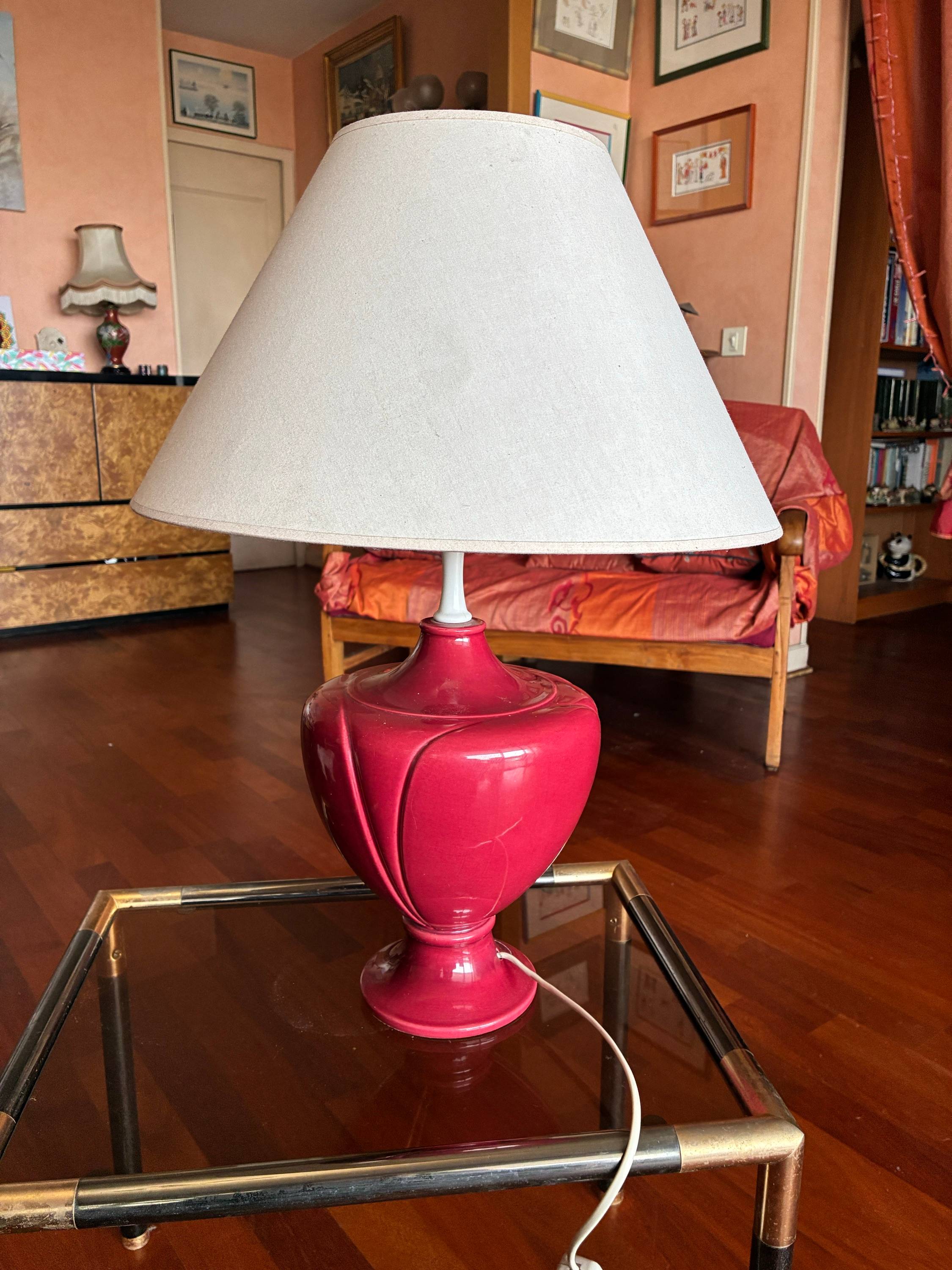 Vends superbe grande lampe rose fuchsia foncé en très bon état