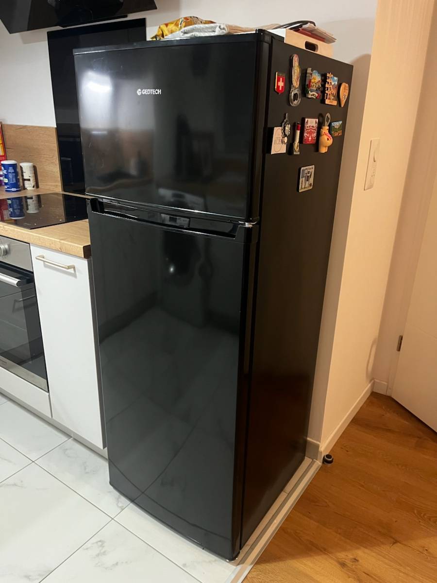 Vends réfrigérateur – congélateur Gedtech noir – très bon état