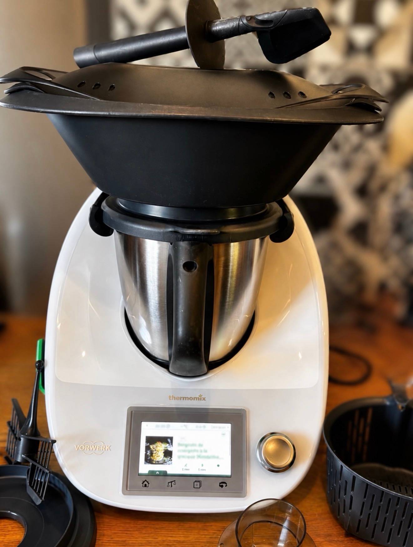 Vends Thermomix TM5 avec Cookidoo et kit légumes, 5 livres de recettes offerts
