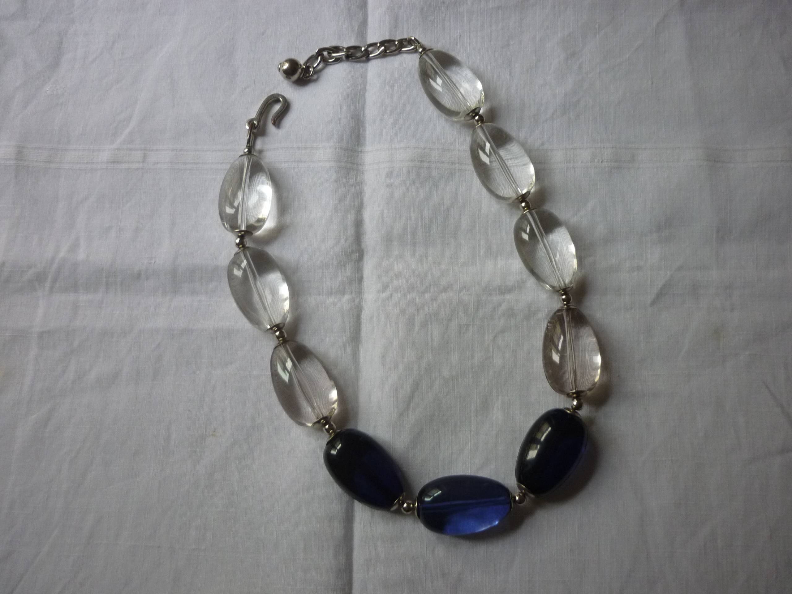 Collier de grosses perles transparentes