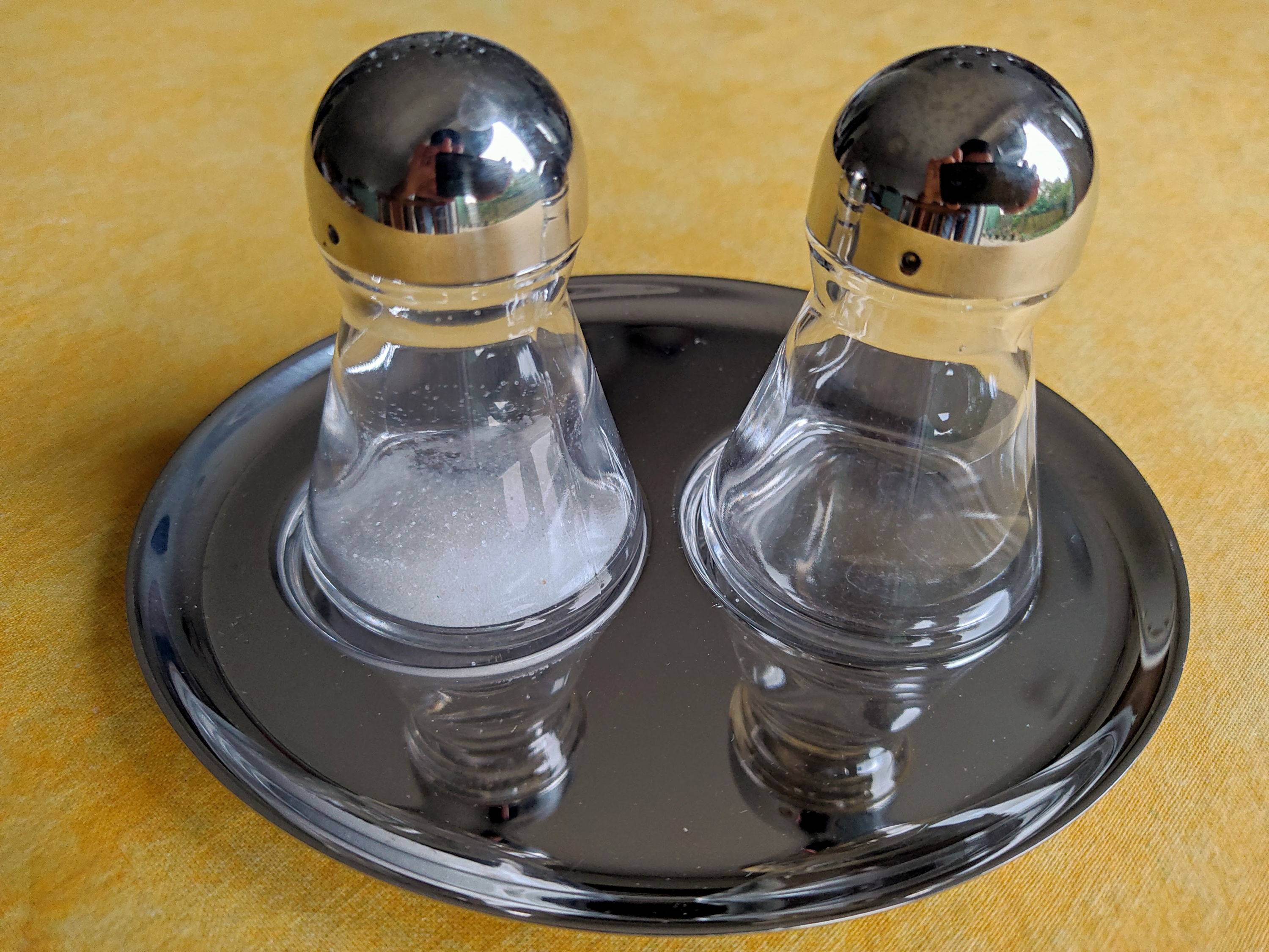 Salière et poivrière WMF sur plateau inox