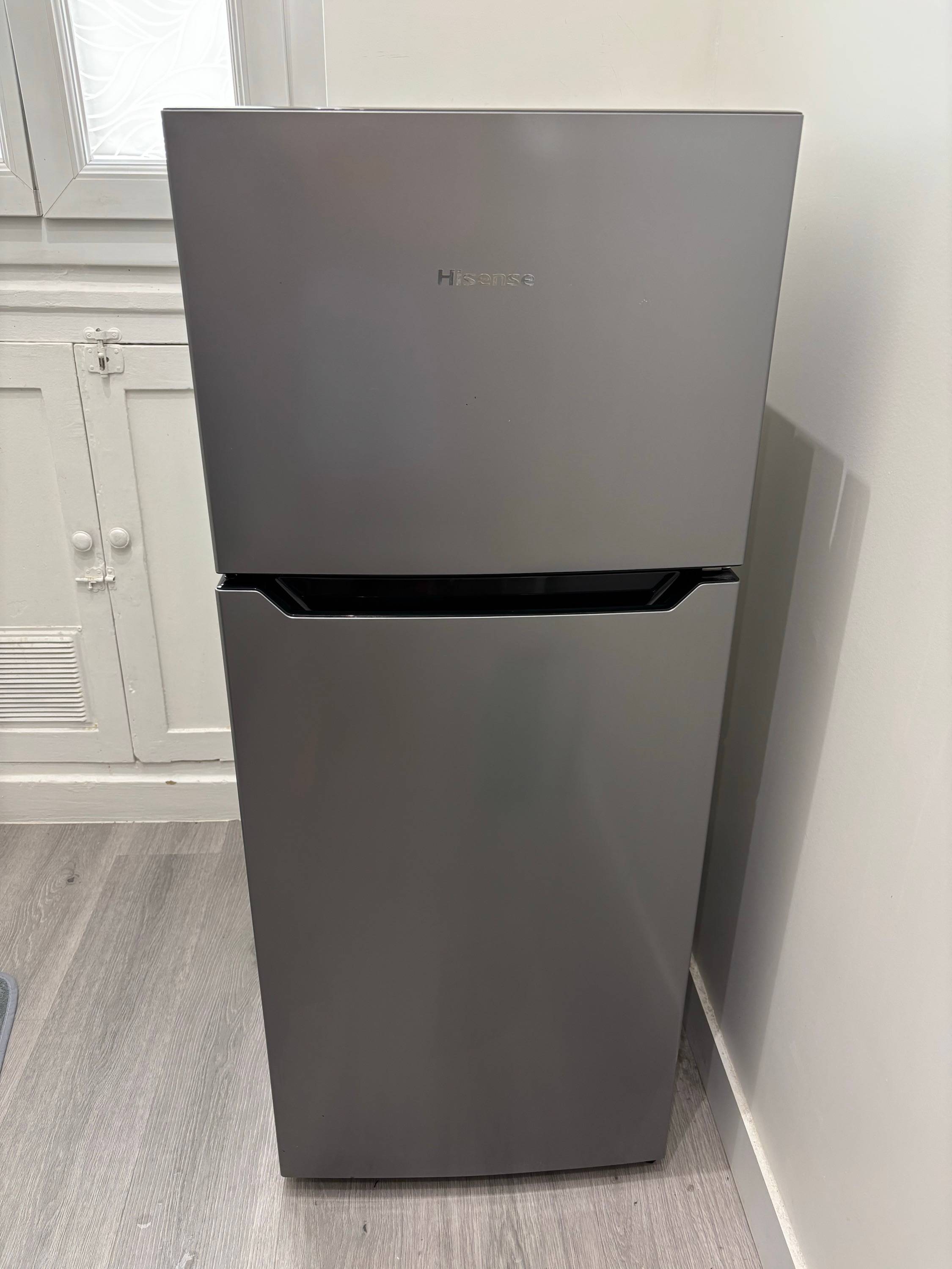 Vends réfrigérateur / congélateur Hisense 121L