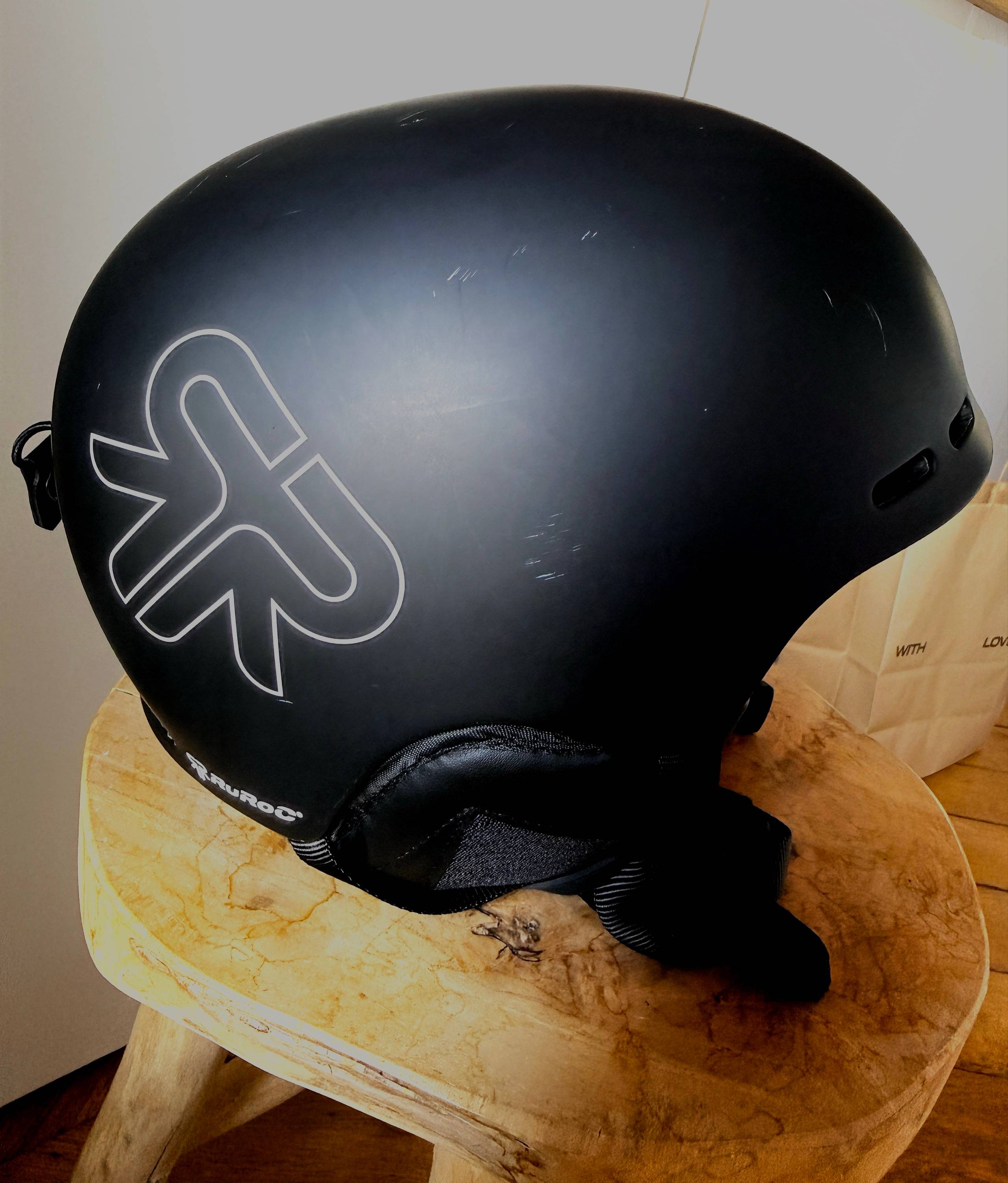 Vends Ruroc RG1-DX ski/snowboard helmet (modèle NIX) noir mat