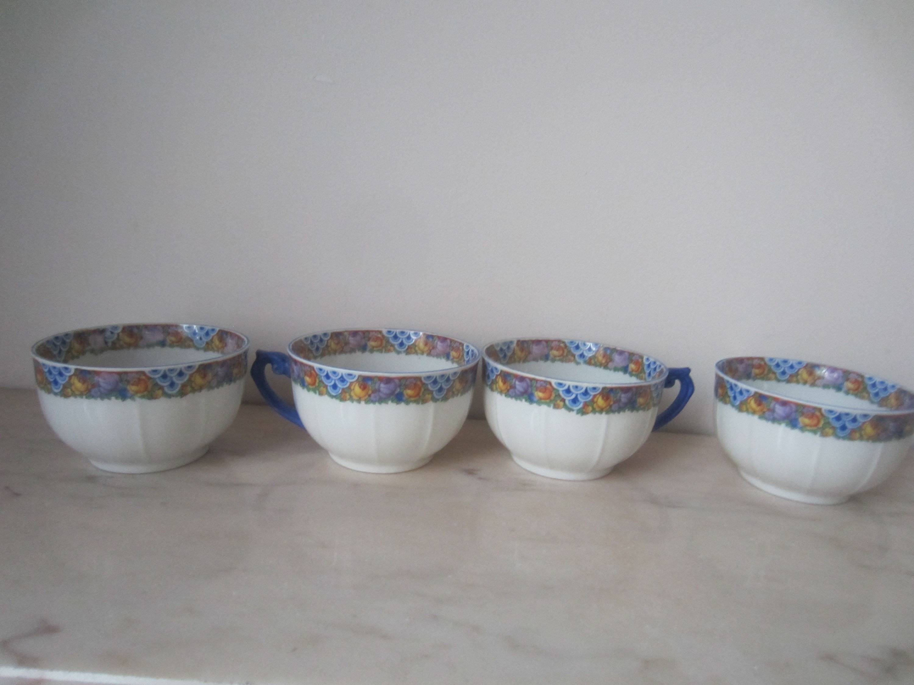 Vends ensemble de 4 tasses en porcelaine fine Art Deco