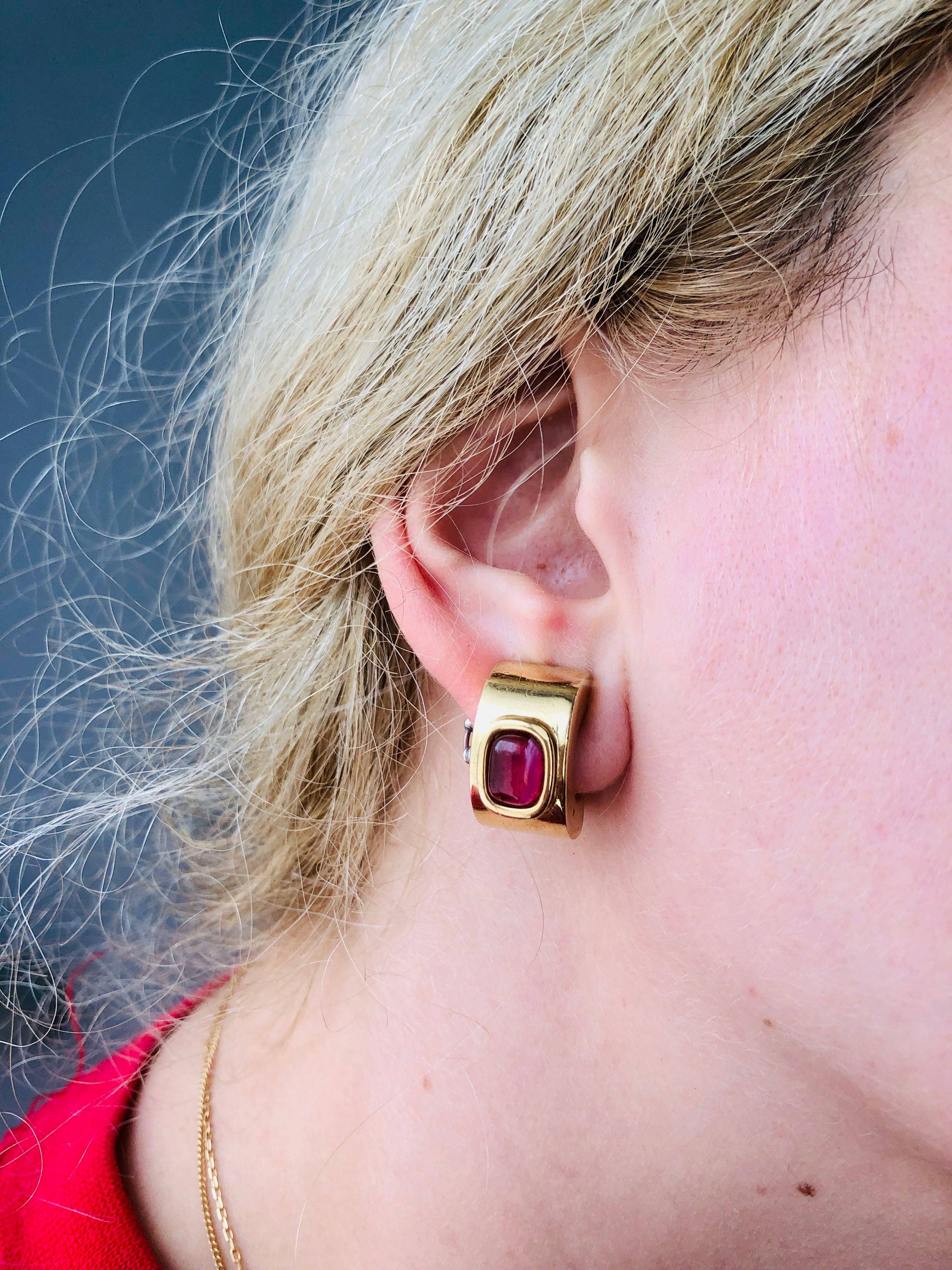 Clips d’oreilles David Grau plaqué or et pierre couleur rubis vintage années 80