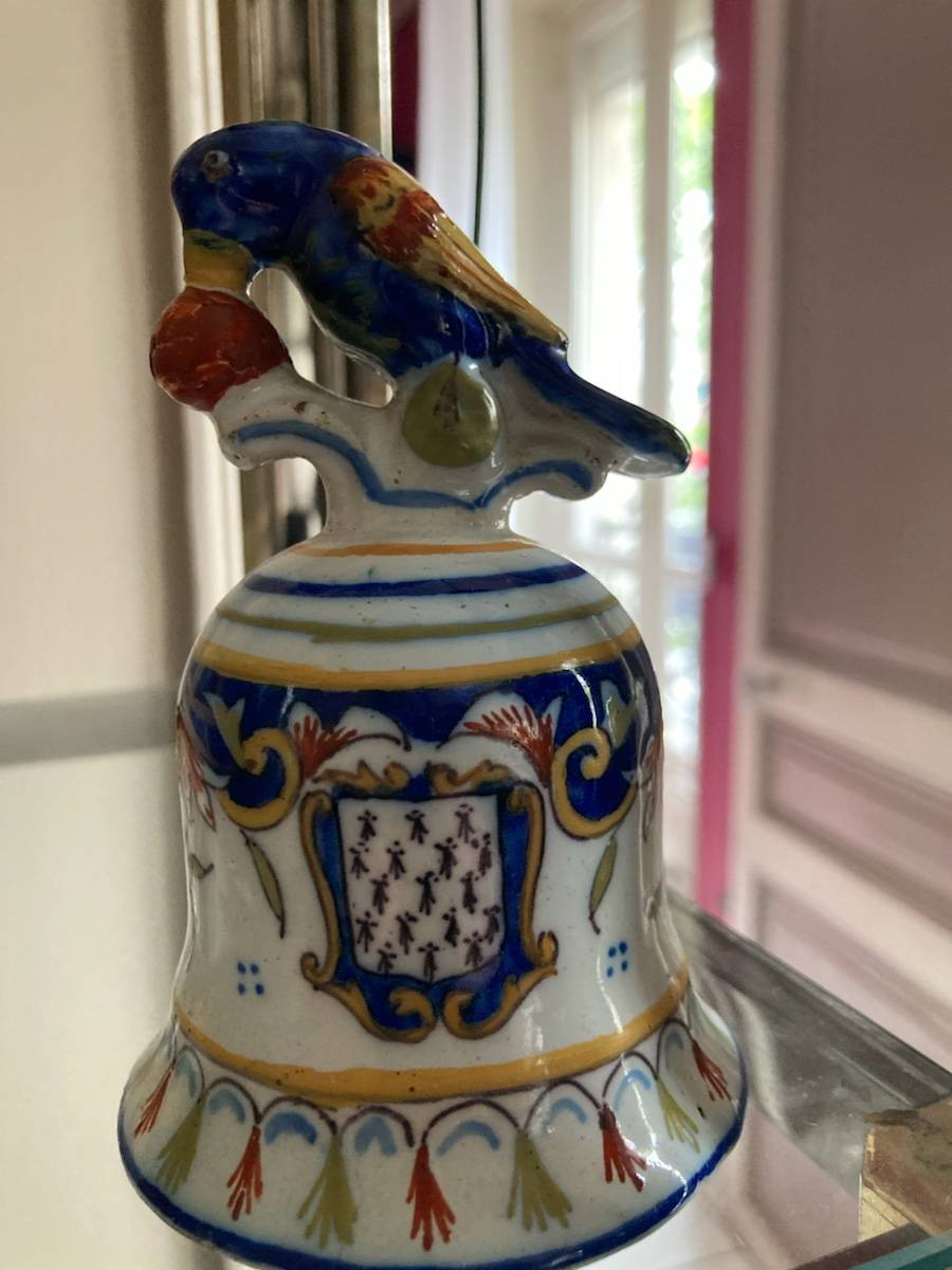 Cloche ancienne avec oiseau mangeant une cerise