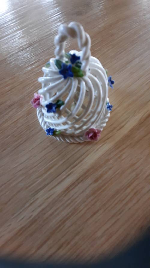 Clochette porcelaine ajourée estampillée