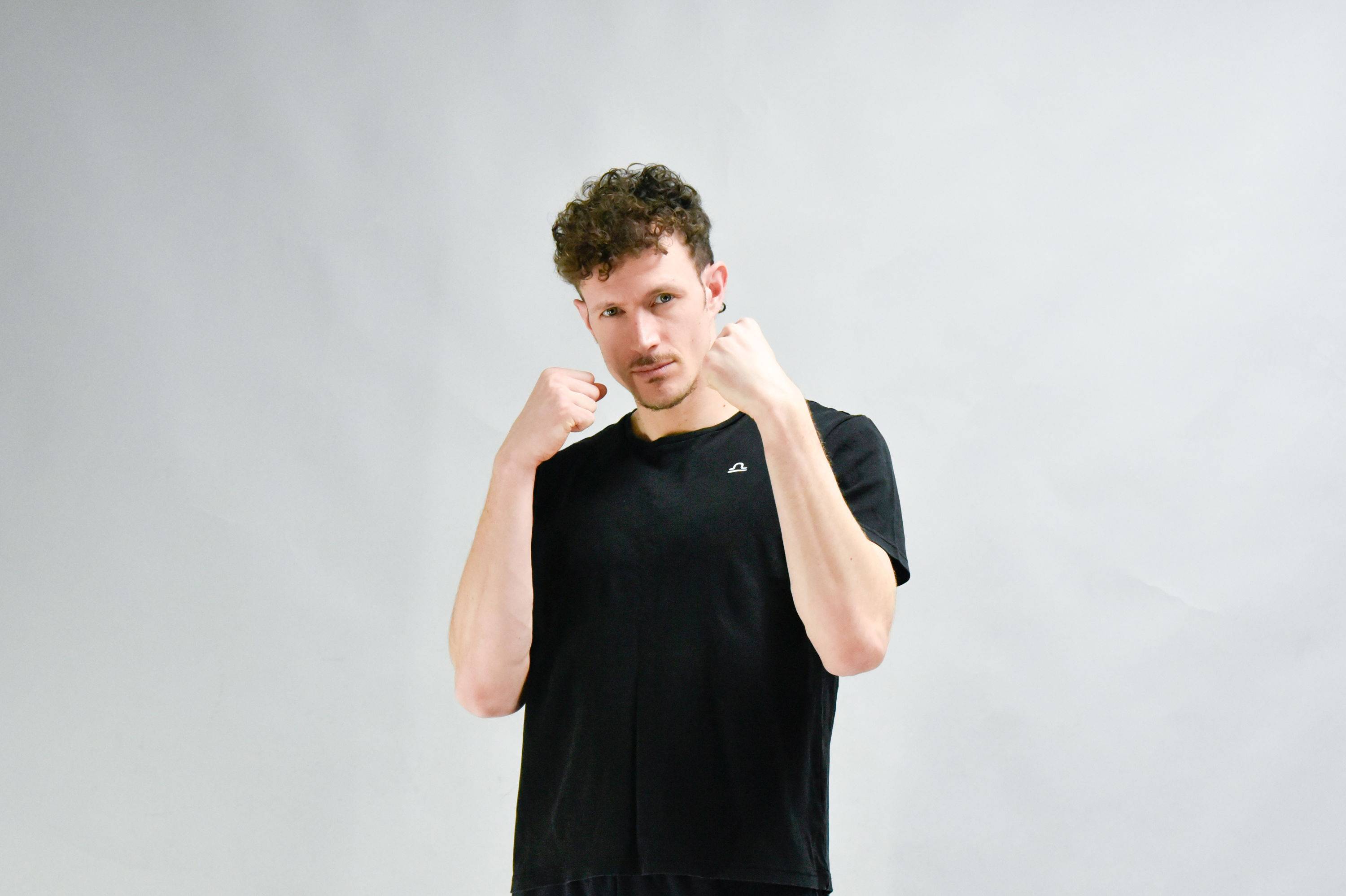 Propose Coaching de Boxe Anglaise et/ou Thaïlandaise expérimenté sur Paris (cours adapté à tout niveau)
