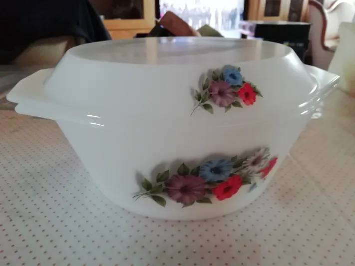 Vends cocotte ronde à fleurs en Pyrex