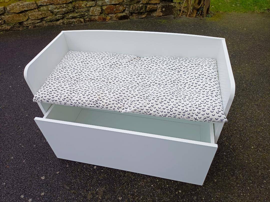 Banc coffre de rangement à tiroir bois avec coussin d’assise Maisons du