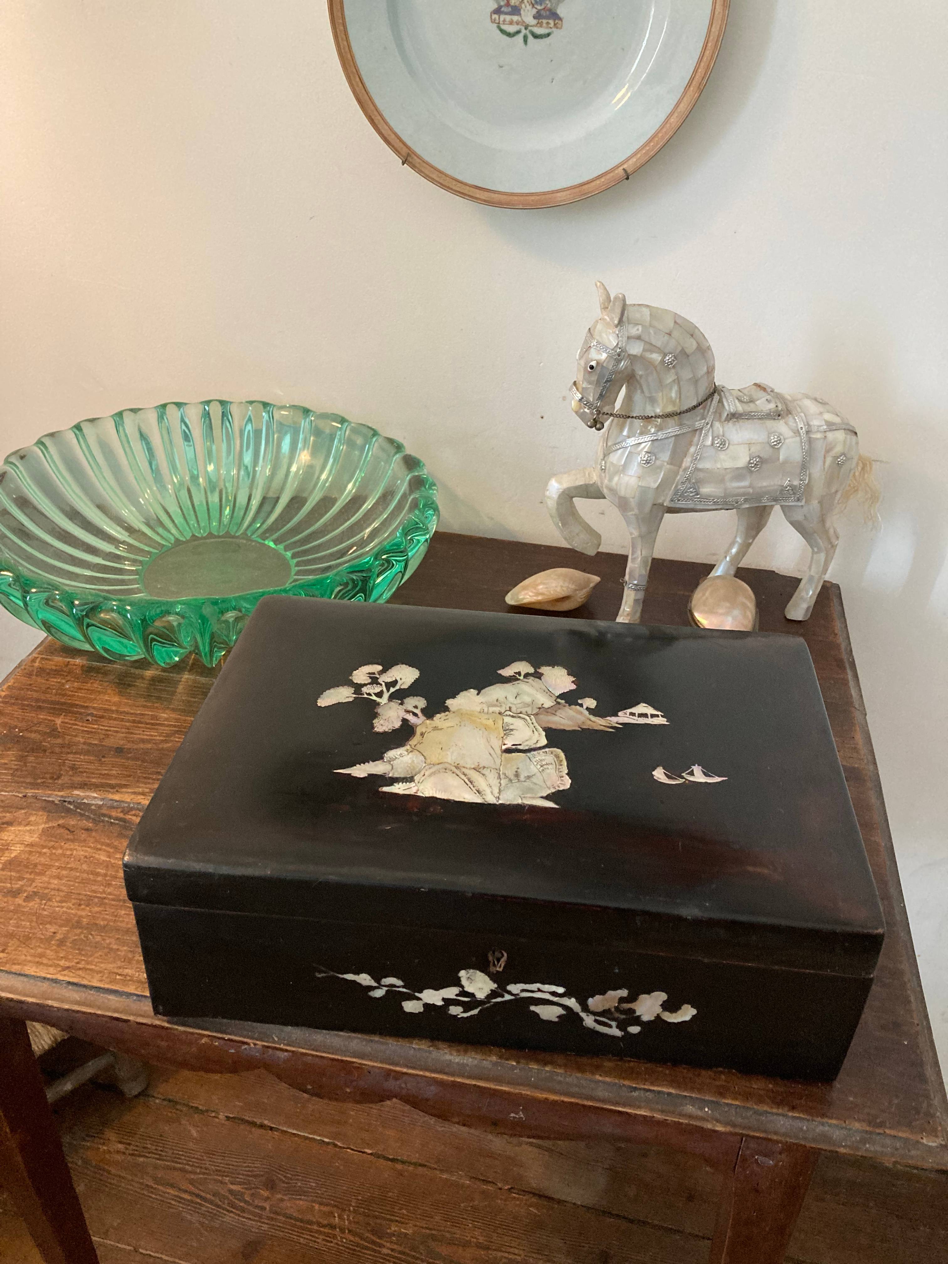 Coffret à bijoux en bois noirci à décor de paysage et fleurs en nacre
