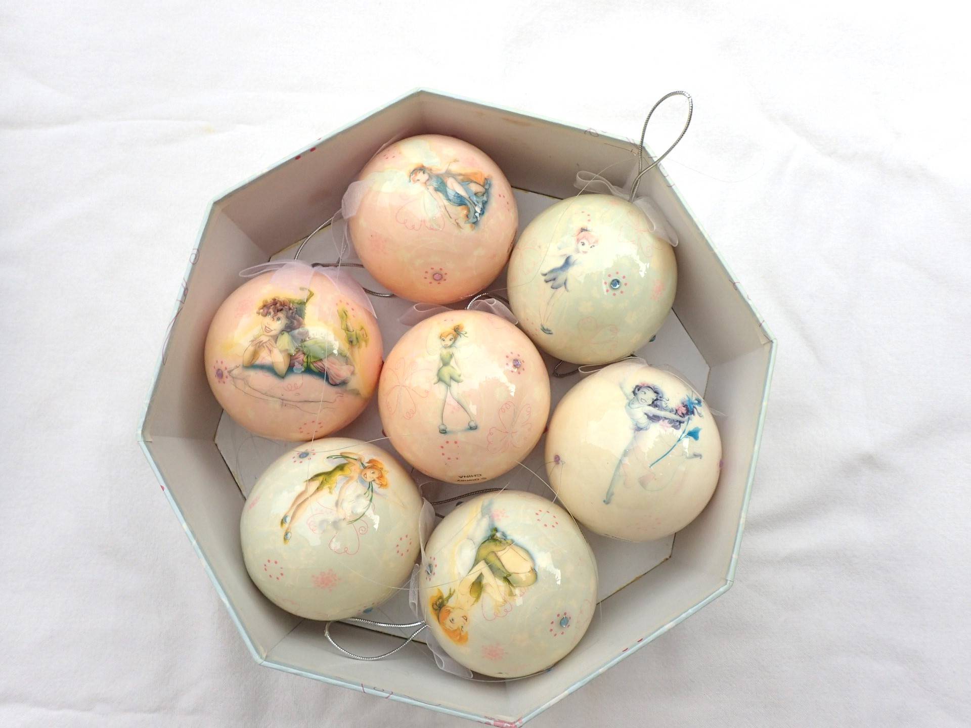 Coffret de 7 boules décoratives Fée clochette. Disney Store Année 2006