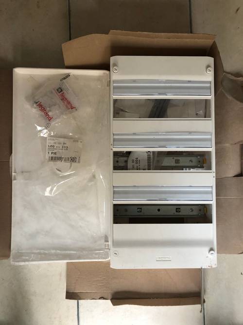 Coffret électrique en saillie Legrand 3R - 13m ref Drivia 4 012 13 + porte Drivia