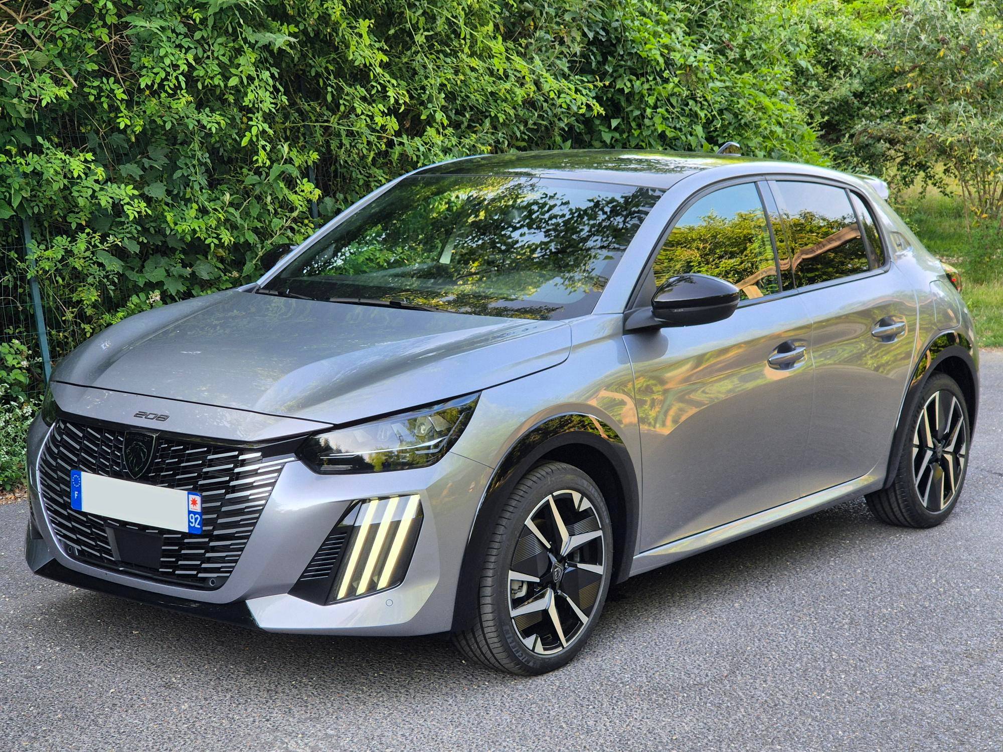 Vends Peugeot 208 GT Hybride Essence, 2025, 500km
