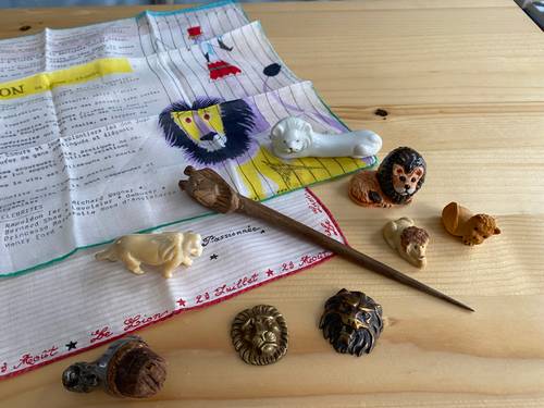 Collection de figurines lion et mouchoirs