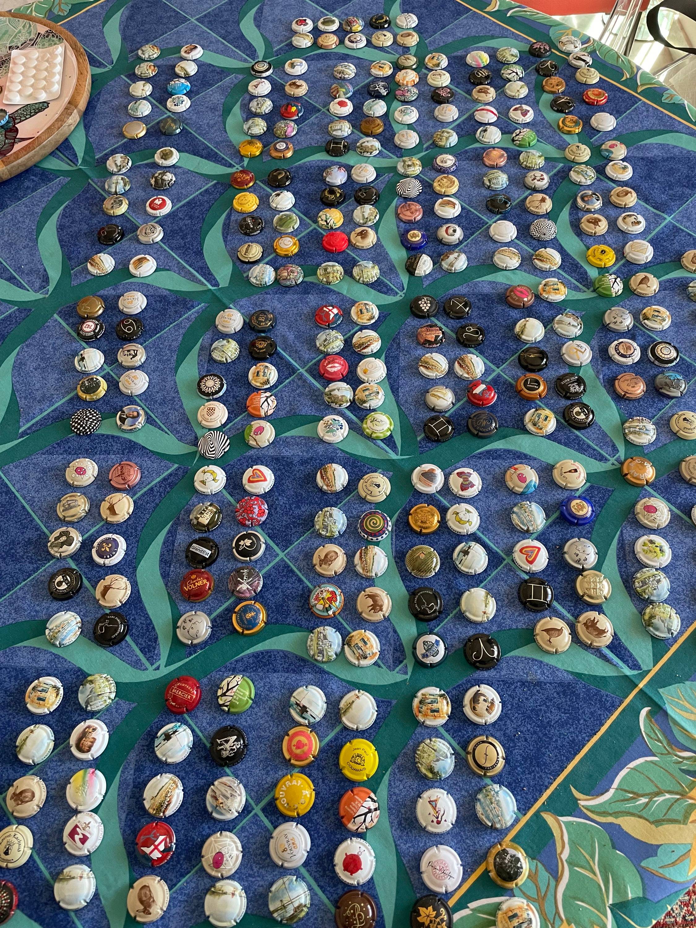 Vends collection de 300 plaques de muselets de champagne en excellent état