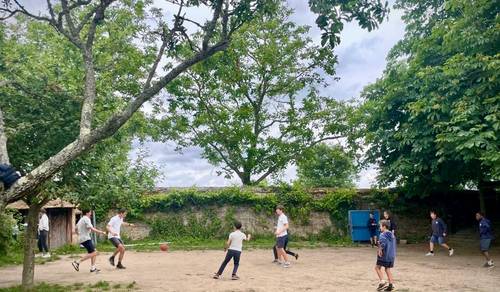 Recrute professeur de sport H/F au Collège de la T. à partir du mois de novembre