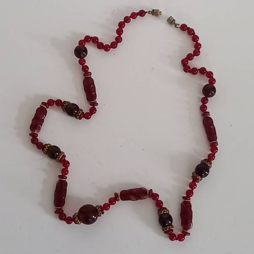 Collier ancien en pâte de verre rouge et rondelles de laiton