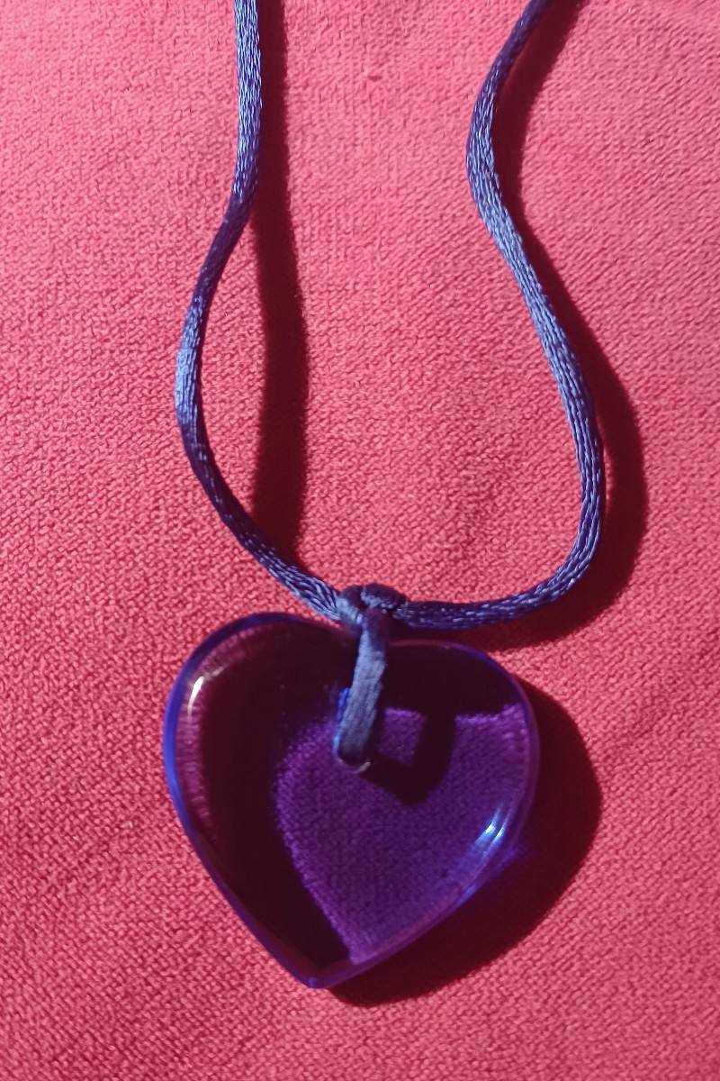 Vends joli collier avec pendentif cœur en cristal bleu (style Baccarat)