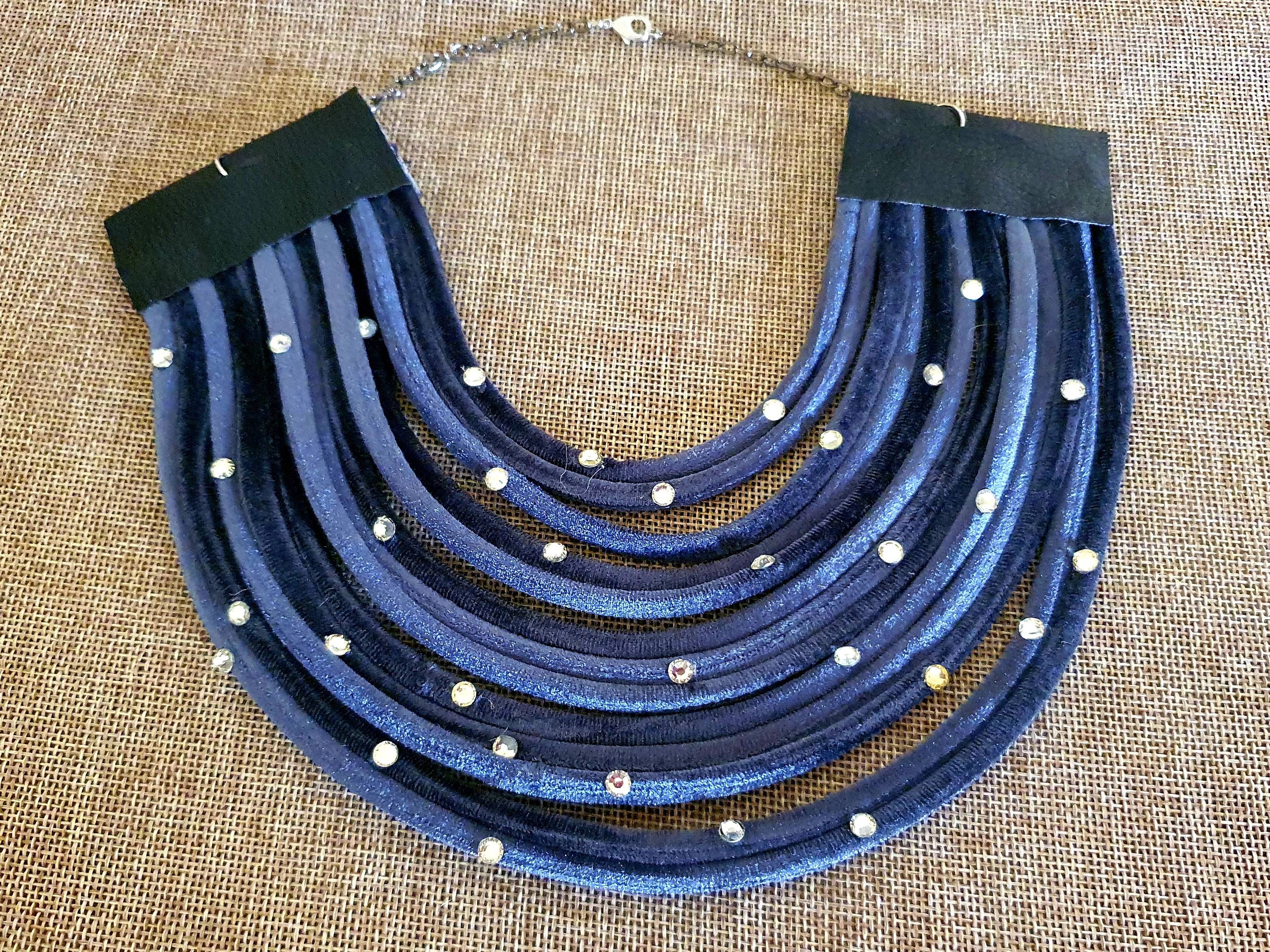 Collier en cordon de velours bleu fait main… Multirangs… Style tribal… Tres decoratif