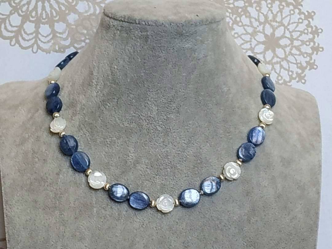 Collier de cyanite et fleurs de nacre
