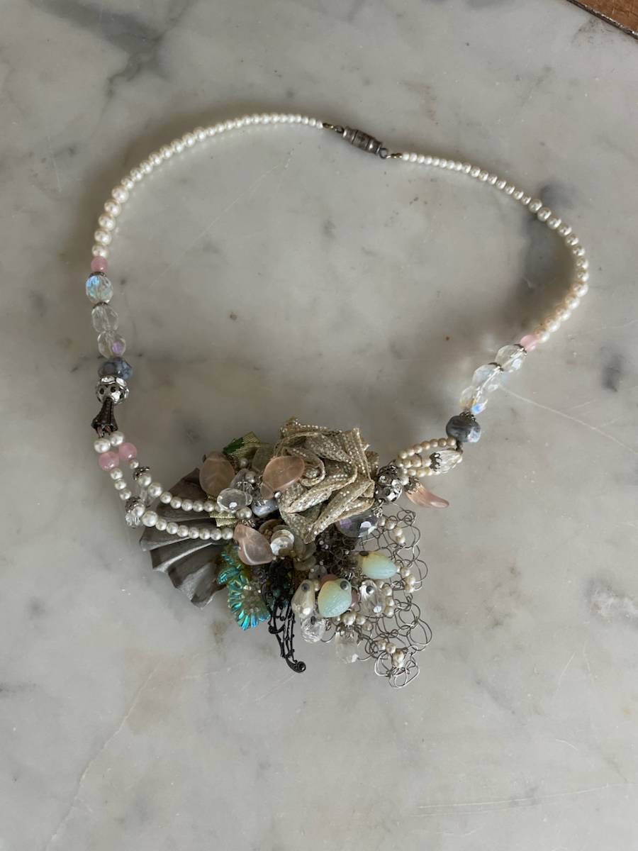 Collier fantaisie perles, métal, tissus