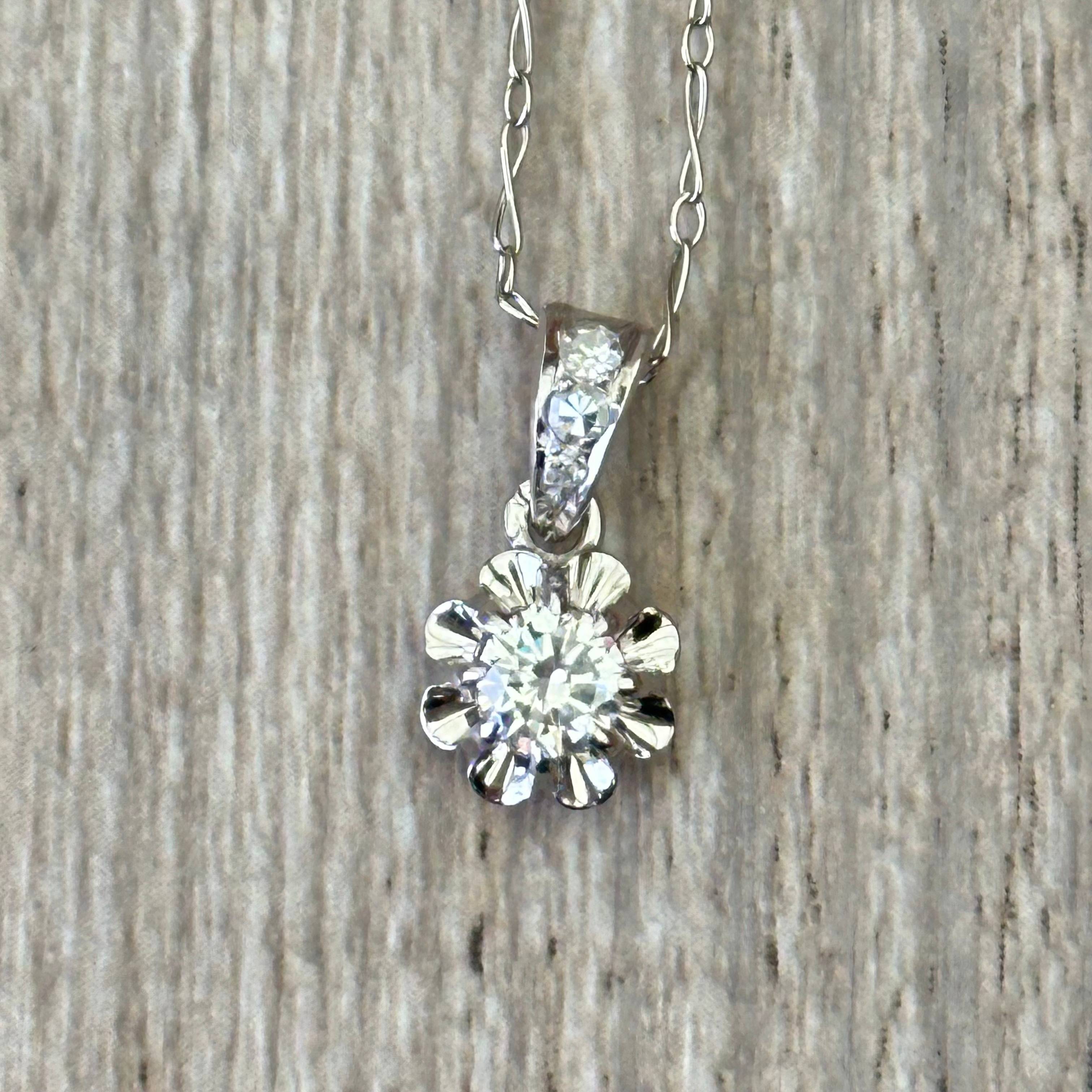 Collier En Or 18 Carats Avec Fleurs En Nacre Naturelle Et Diamants - Bijou Occasion