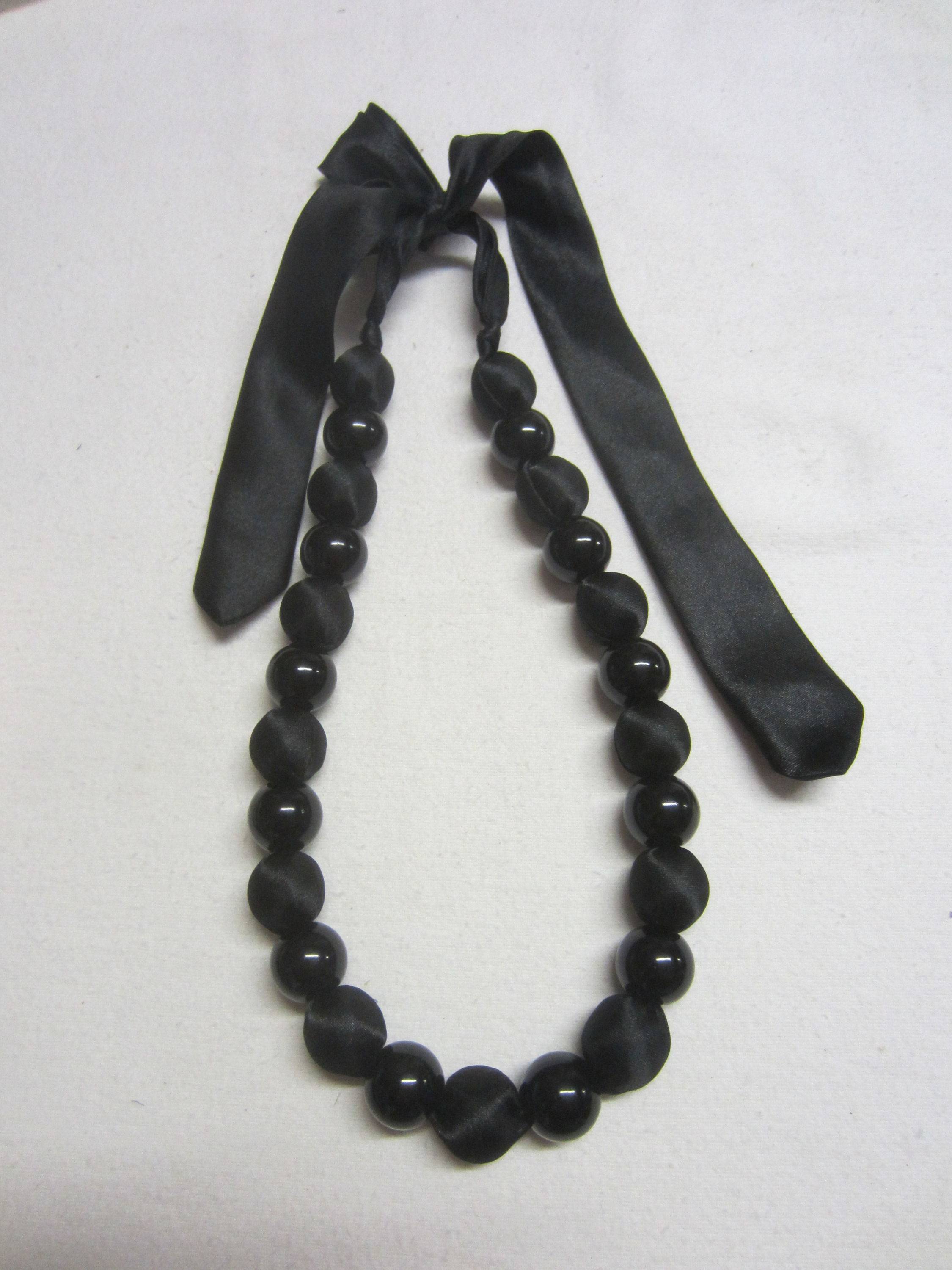 Vends collier particulièrement original composé de grosses boules noires