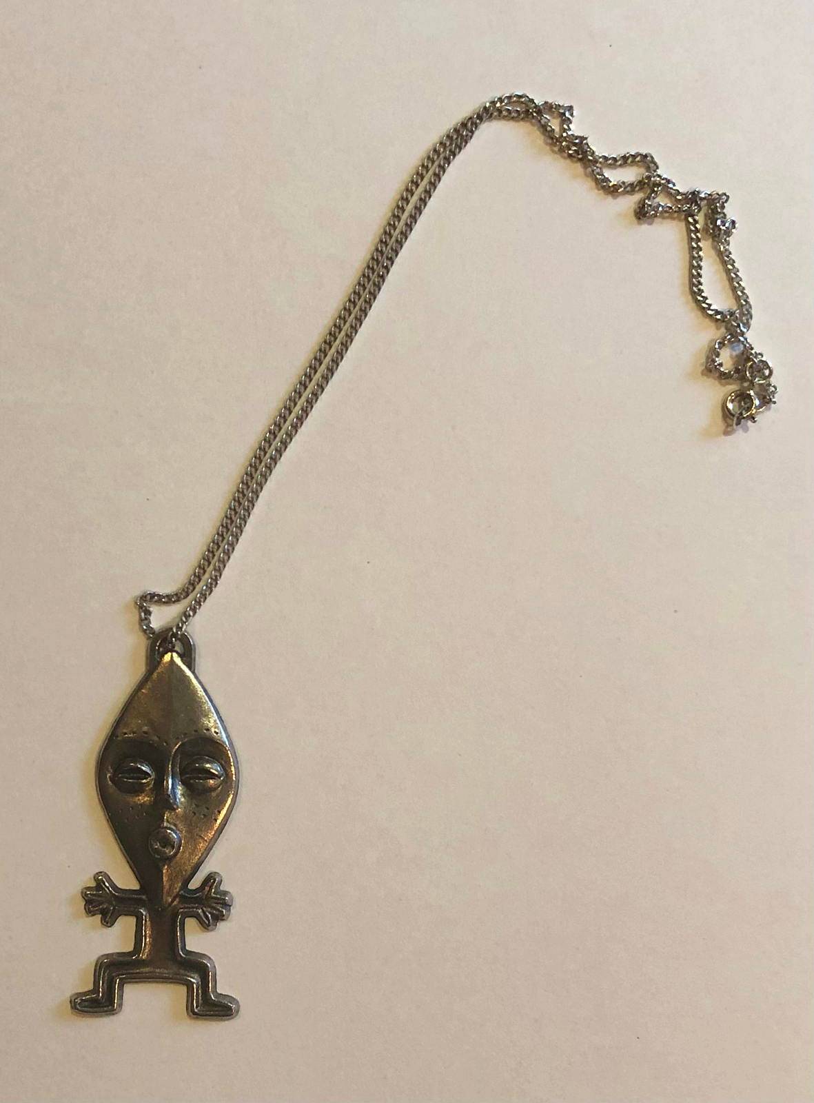 Pendentif Ethnique Argenté - Personnage Style Ancien - Dicton Henry Miller