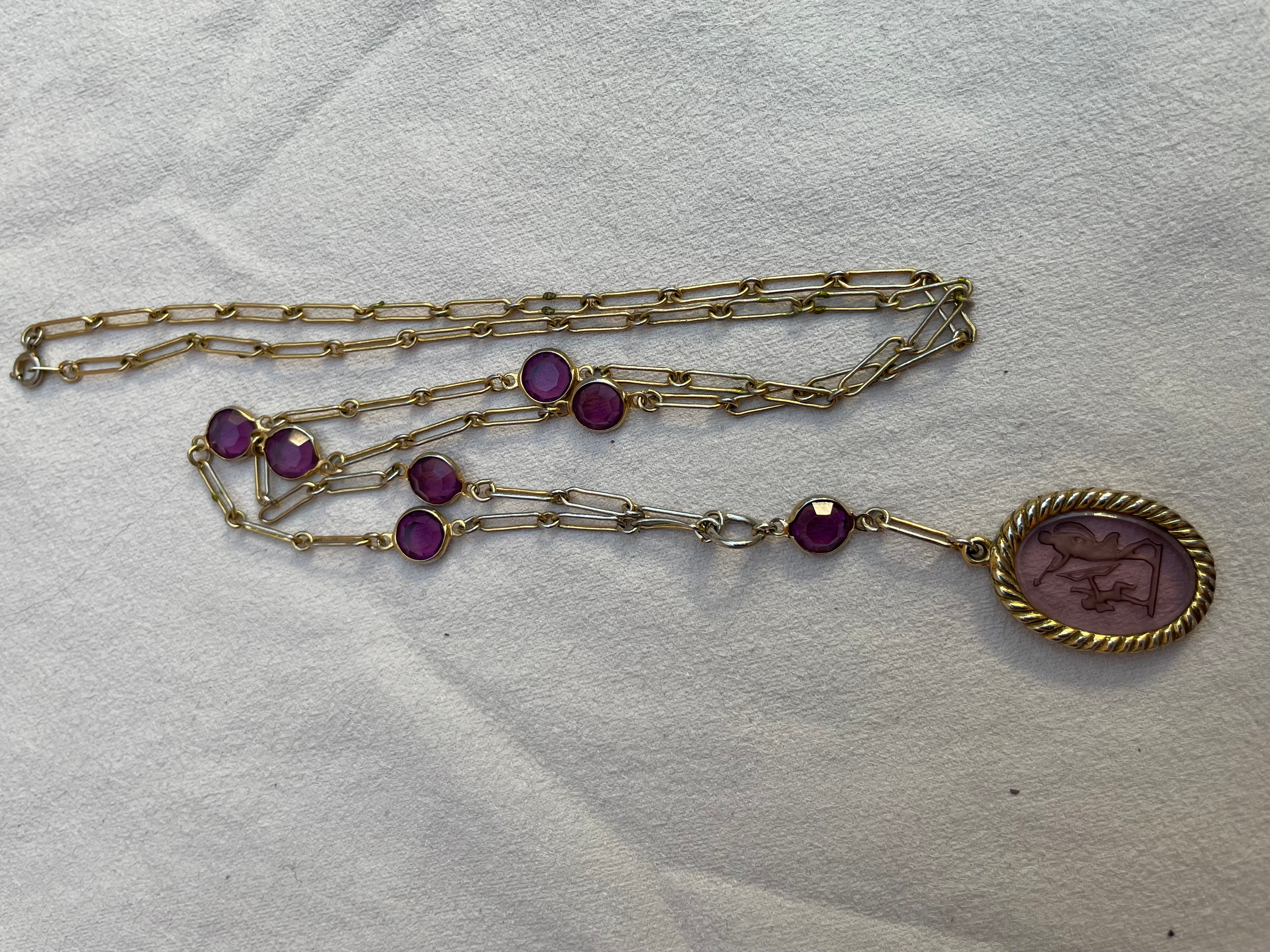 Collier doré avec pendentif en verre violet taillé