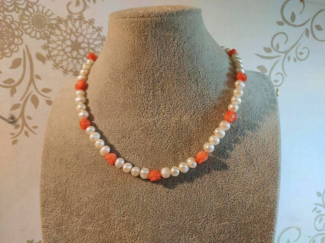 Collier de perles de culture et fleurs de corail
