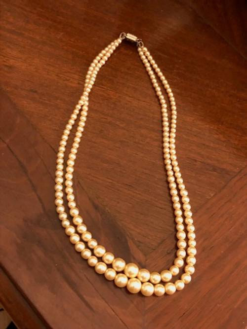 Vends ravissant collier de perles fantaisie à deux rangs avec fermoir argenté