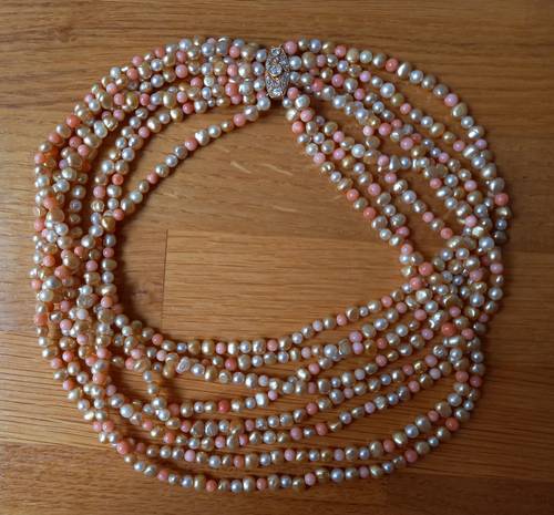 Collier 8 rangs perles naturelles et teintées et corail, fermoir or et diamants