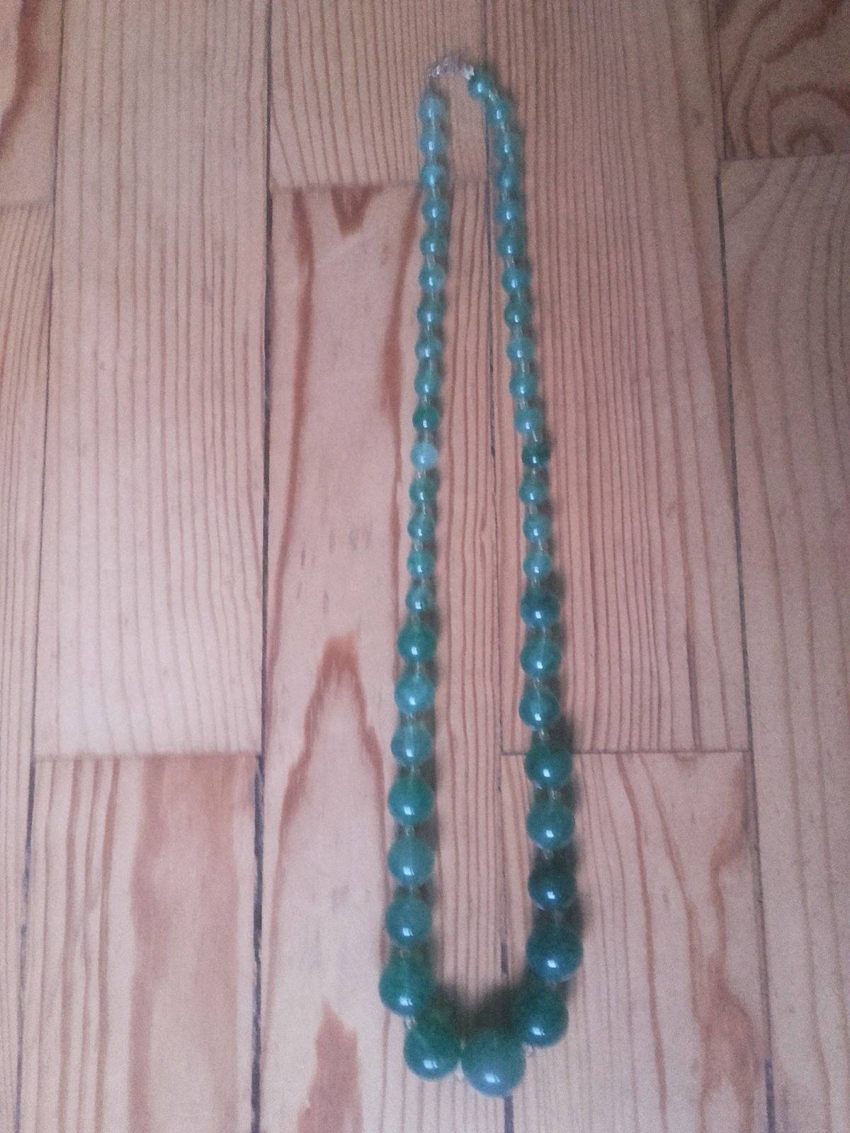 Collier / Sautoir en perles vertes translucides TBE