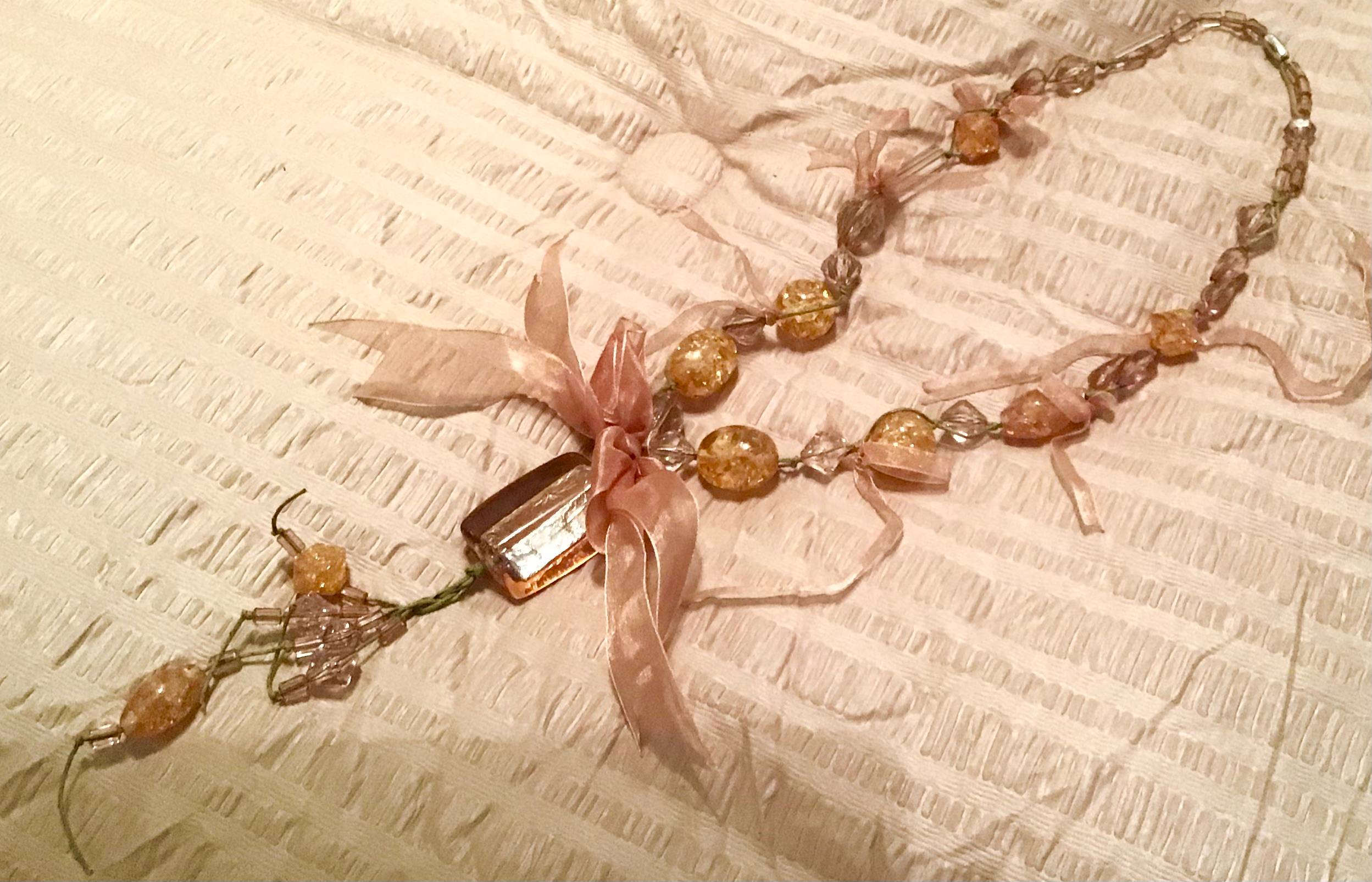 Collier Sautoir rose poudré à perles en résine et noeuds à cabochon