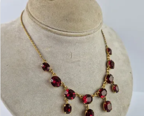 Vends collier vintage draperie - plaqué or et verroteries couleur rubis / grenat