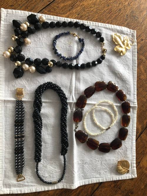 Colliers bracelets fantaisie originaux pour illuminer une tenue