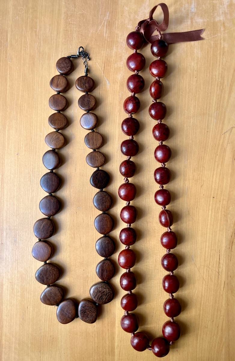 Lot de 2 colliers en bois et graines