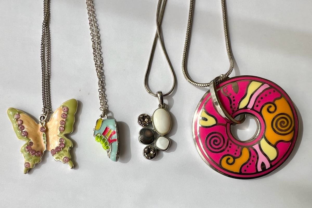 Lot de 4 colliers neufs