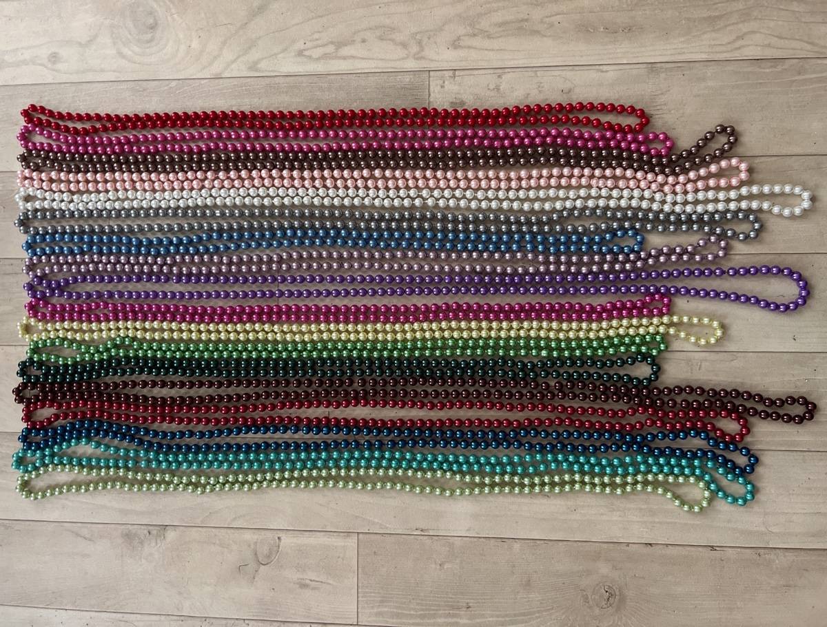 Lot de 18 colliers de perles