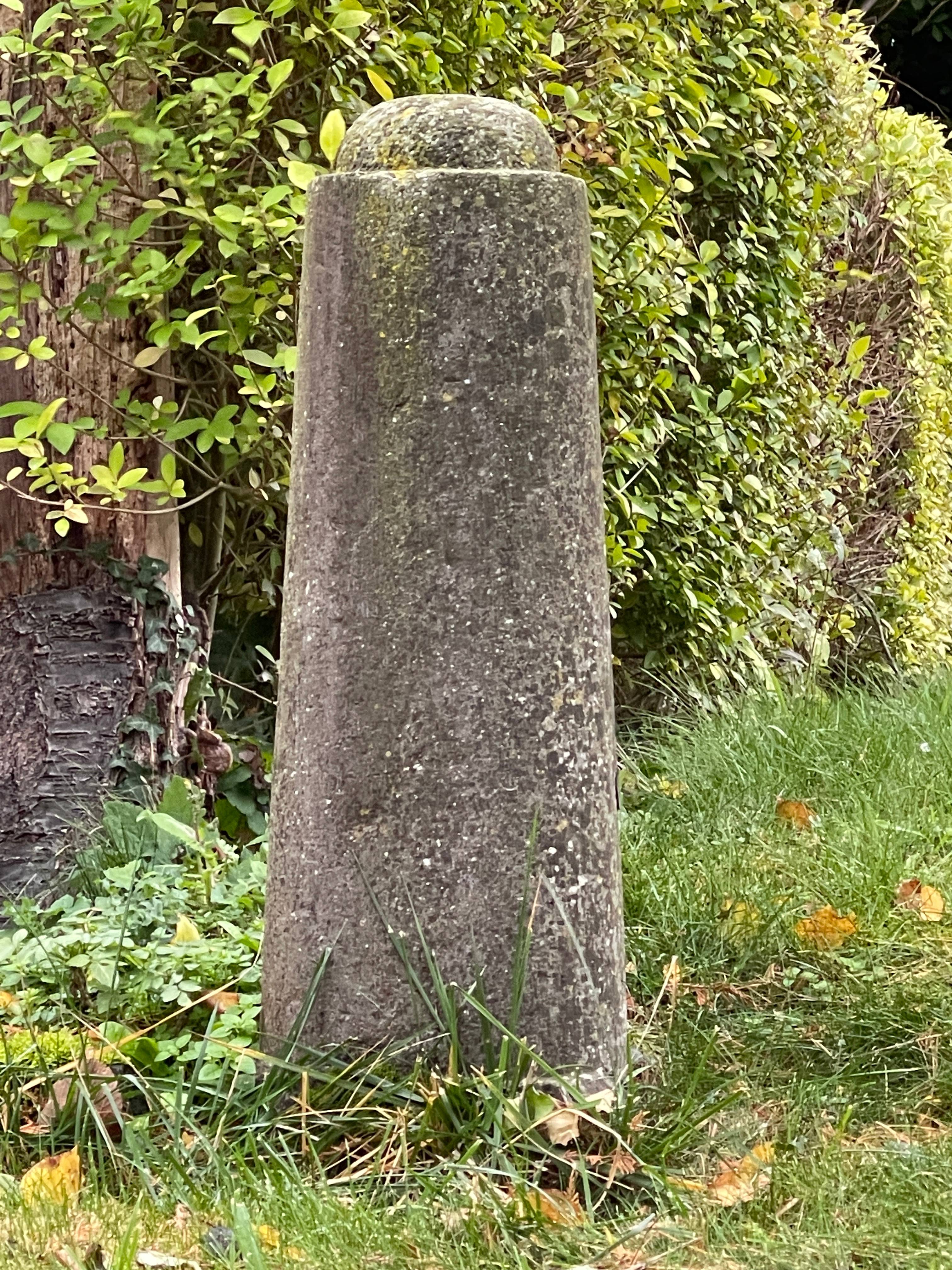 Colonne borne ancienne en pierre taillée à la main sur Gens de Confiance