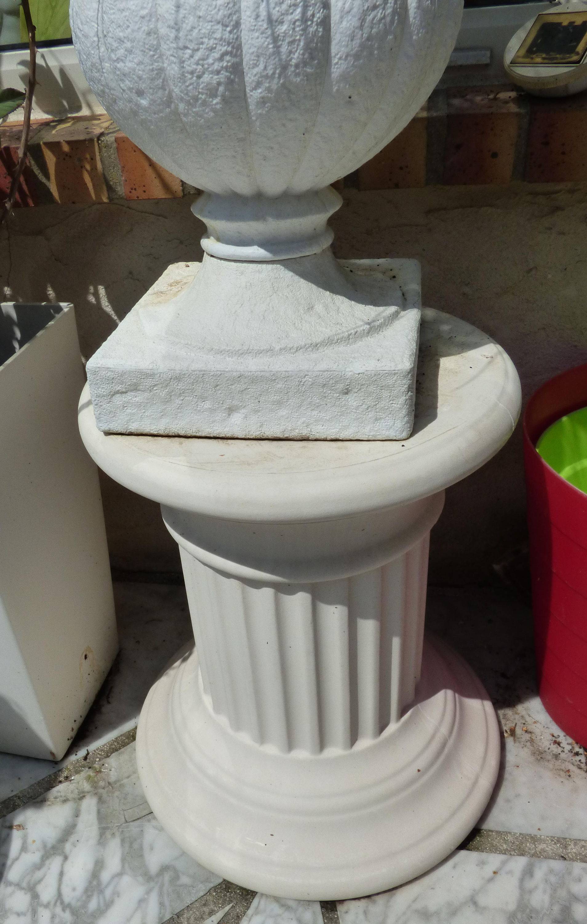 Vends colonne petite Lindos 36 cm x 40 cm, support vase ou statue en plastique léger, excellente qualité