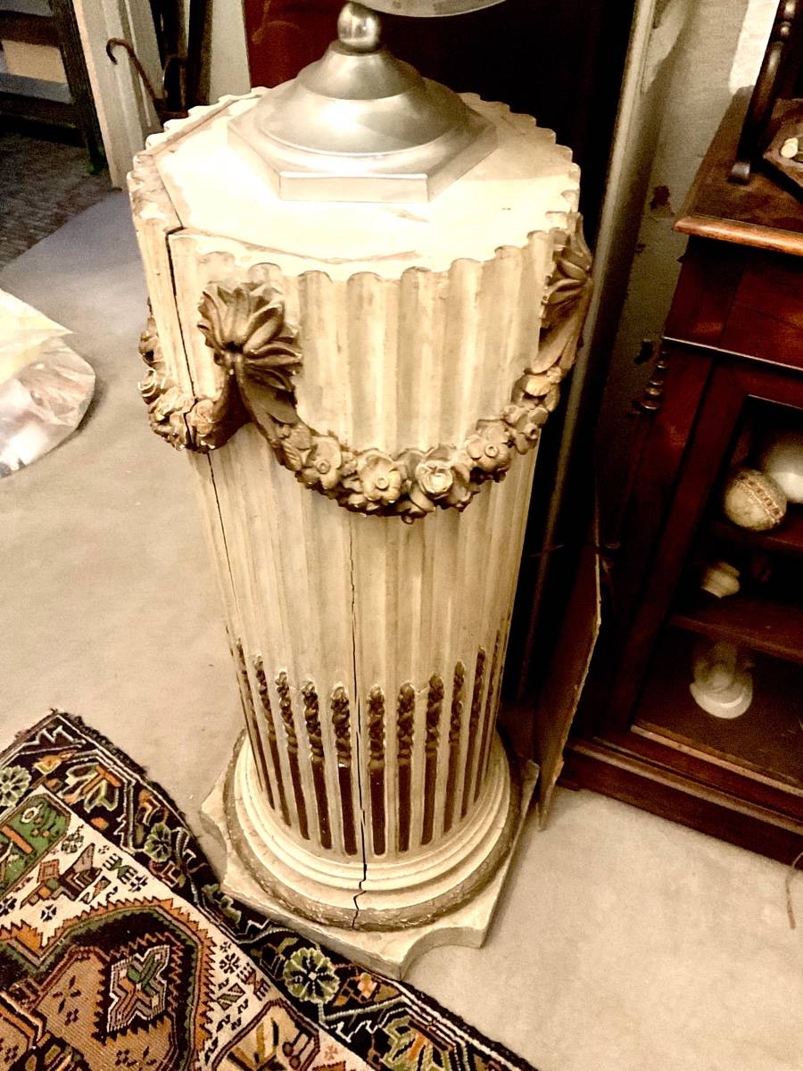 Vends colonne de théâtre décor en bois sculpté